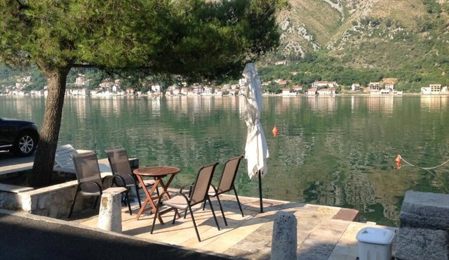 Spacious 3 apartment , villa with WiFi and AC in delightful Dobrota