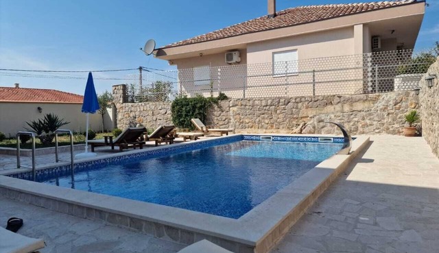 Spacious 5-bedroom villa with pool