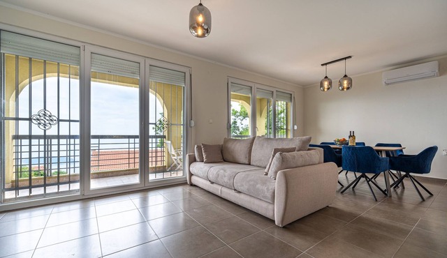 Spacious and private 3-BDRM Villa Monte Hill in Lapcici