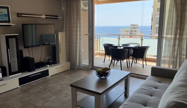 Spacious apartment of 68 m2. 2 bedrooms, terrace with sea view.