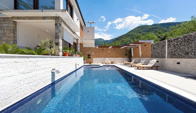 Spacious Deluxe Family Suite w/Pool