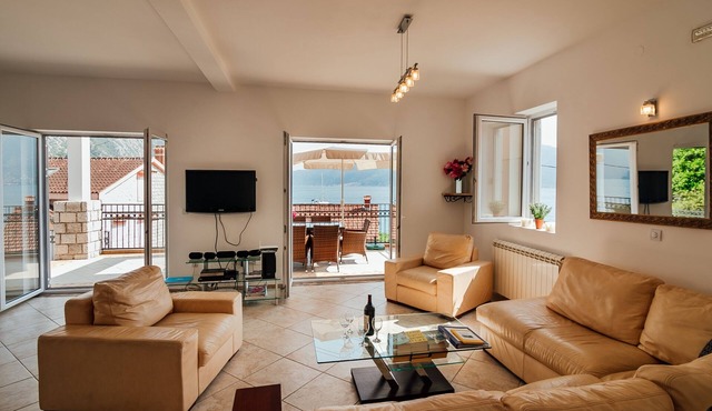 Spacious Family 4BR Seaside House, Fantastic Sea Views, 20 Meters to Beach