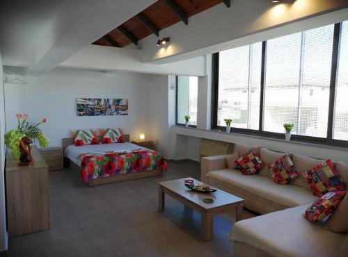 Spacious & Modern Studio Apartment Near the Airport in Glyka Nera