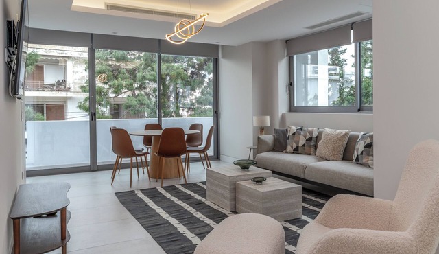 Spacious Riviera Apartment Walk to Beach & Cafés