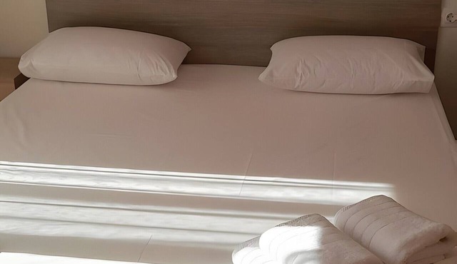 Spacious Room with Sofa Bed Near Kalamata Airport, Messinia in Mikromani