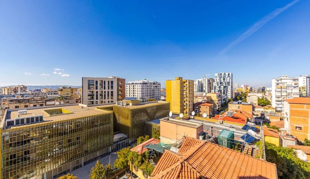 Spacious Stay in the Heart of Tirana by PikHost in Tiranë