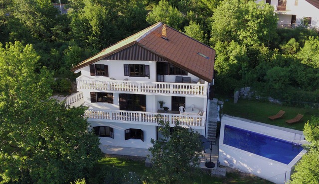 Spacious villa with a fantastic view and a swimming pool