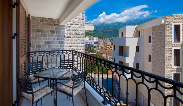 Spaska Lux 2-bedroom apt w/balcony & parking #302