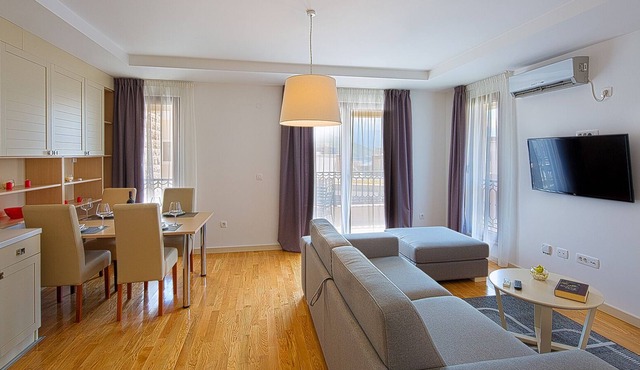 Spaska Lux 2-bedroom Apt w/ balcony + parking #201