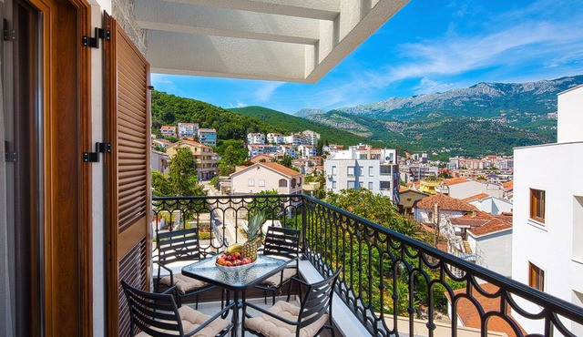 Spaska Lux 2-bedroom Apt w/ balcony + parking #202
