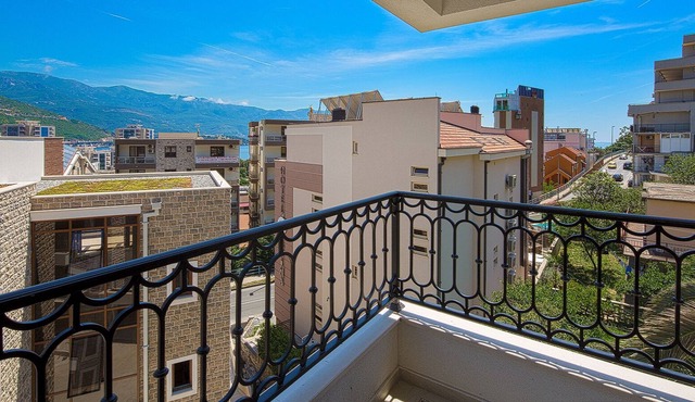 Spaska Lux 2-bedroom Apt w/balcony +parking #301