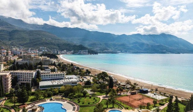 Spectacular sea view 2-bedroom apartment in adorable Budva!