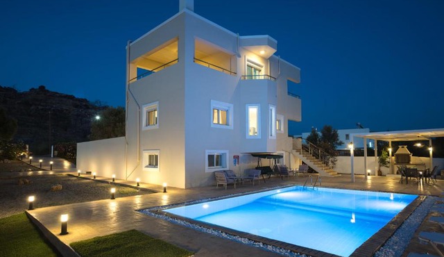 Starlight Luxury Villa Retreat