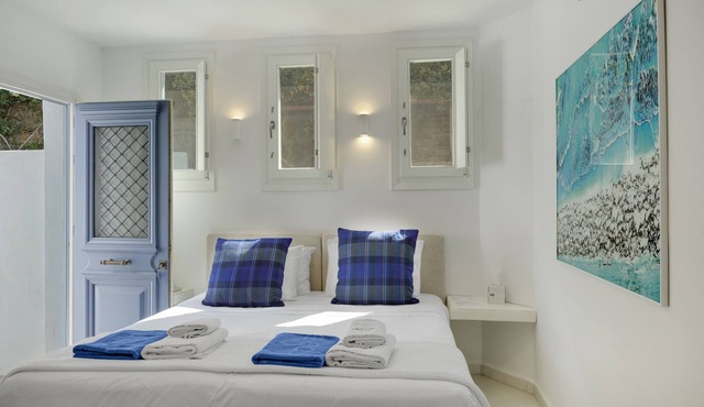 Studio Apartment "Blueros - Orange Suite" with Sea View, Shared Pool & Wi-Fi in Syros