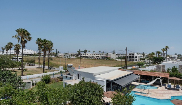 Studio Apartment 'Golden Sun 9' with Sea View, Shared Pool and Wi-Fi in Tigaki