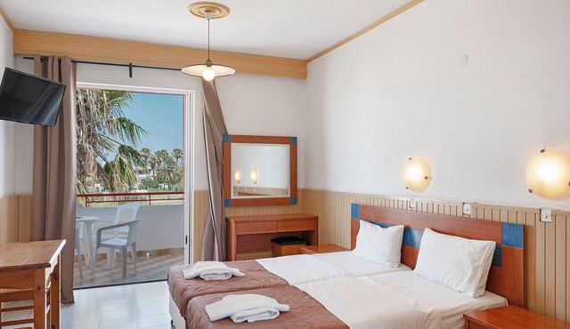 Studio Apartment 'Golden Sun 7' with Sea View, Shared Pool and Wi-Fi in Kos