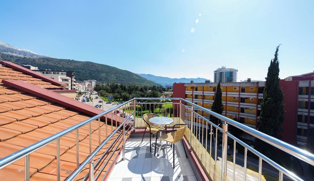 Studio Apt for 3 w/Balcony – Walking Distance to Beach No. 9