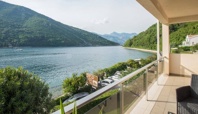 Studio Flat with View near Beach in Tivat
