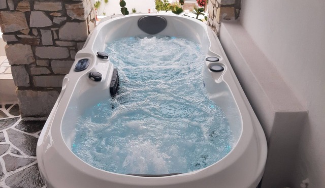 Studio Flora with spa jacuzzi in Naousa Paros