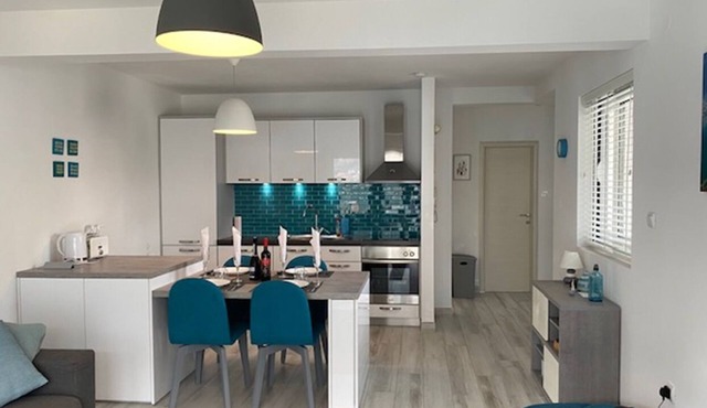 Stunning, fully refurbished apartment in small, exclusive complex with pool