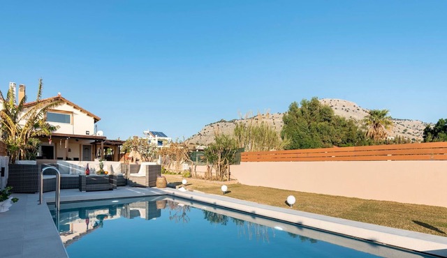 Stunning private villa for 10 people with A/C, private pool, WIFI, TV, patio and parking