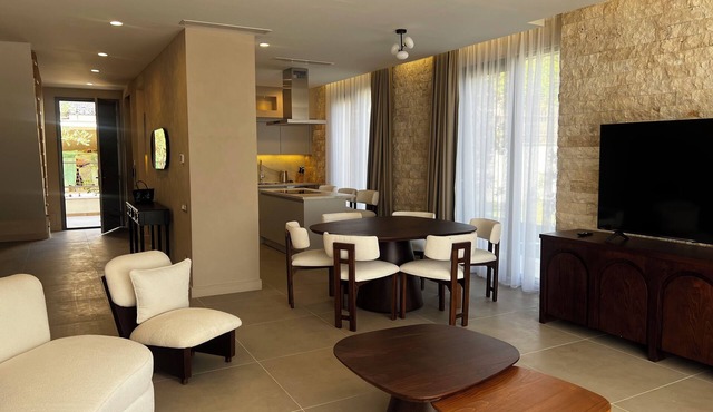 Stylish 4BR Villa w/Pool near Porto Novi Beach