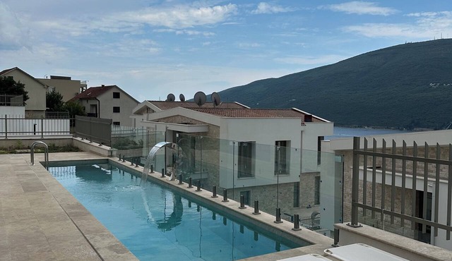Stylish 4BR Villa w/Pool near Porto Novi Marina