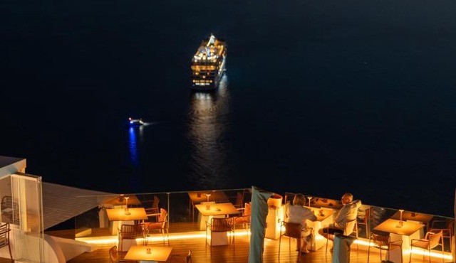 Sun Rocks Boutique Hotel - Caldera View Suites & Sunset Dining Experience in Firostefani