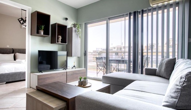 Sunny & cosy apt with balcony in Peristeri!