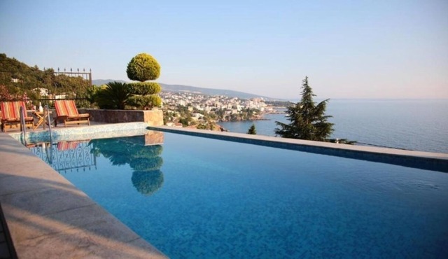 Sunny one bedroom apartment with a sea view