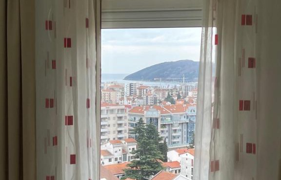 Sunny one bedroom apartment with city view