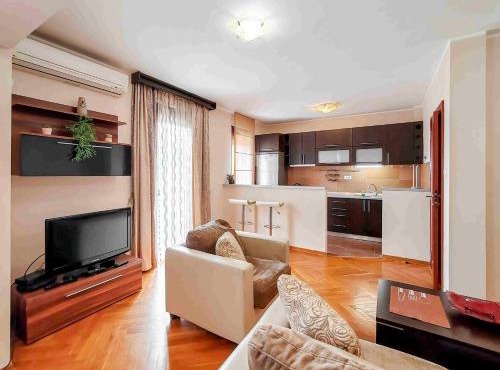 Sunny three-bedroom apartment in Budva