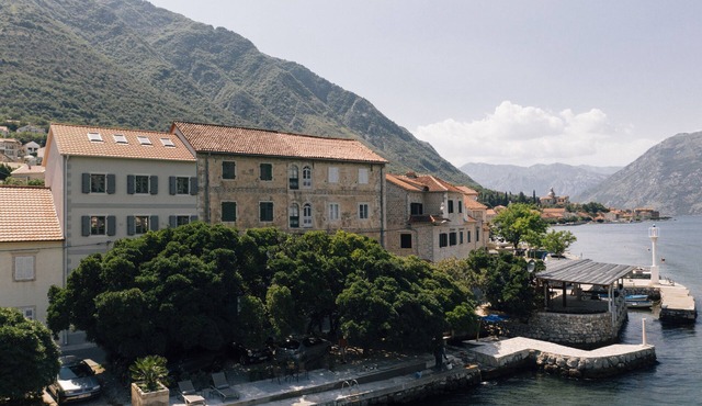 Super chic Venetian Palazzo, swimming pool , water front ponta on sea