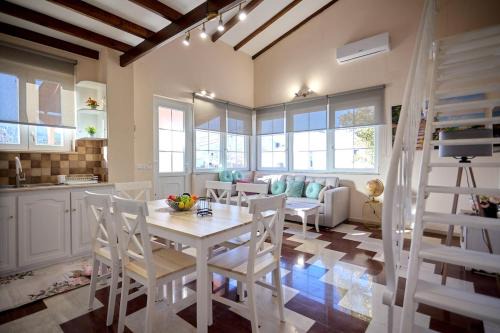 Sweet Cottage In The City in Chios