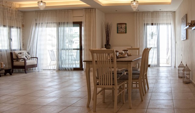 The Beachfront apartment is part of the Villa Omega complex at Lygaria Beach. En in Αγία Πελαγία
