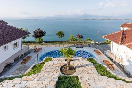 The Lake Houses by PikHost in Shirokë