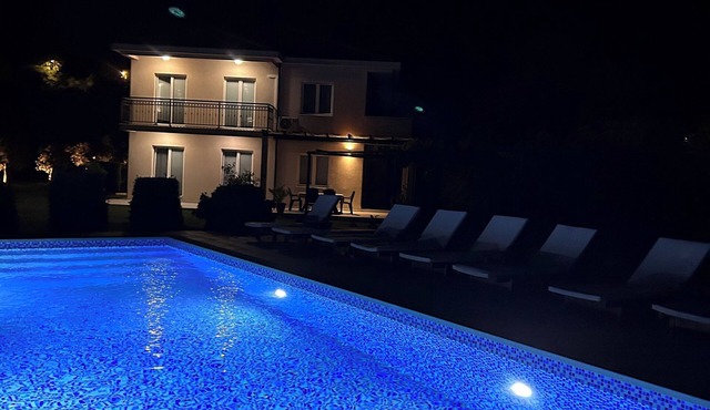 The modernly equipped villa is located in a quiet and green environment.