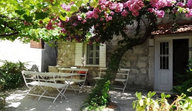 The Old Vine House - Beautifully Preserved 3 Storey Stone House