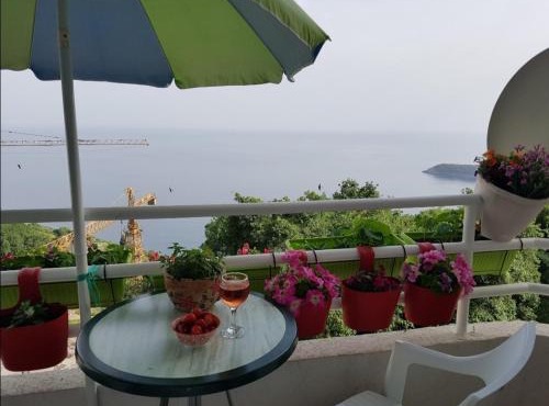 The rising sun-Stylish Sea View Apartment