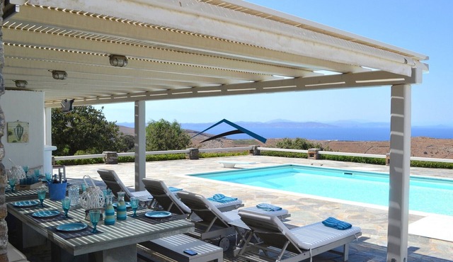 The "Sigma Sunset Estate" with a swimming pool and amazing sea and sunset views. in Kea