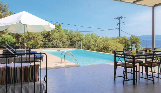 This vacation villa is located only 15 minutes from the port of Aegina and only 700 meters from the