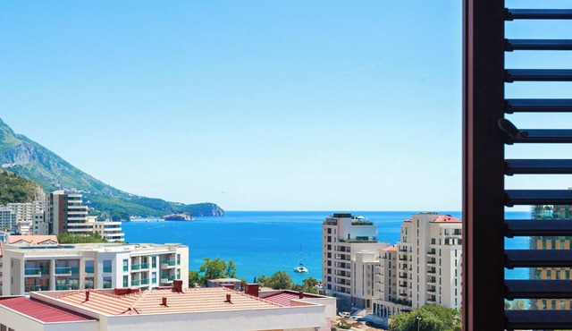Three bedroom spacious apartment in Bečići