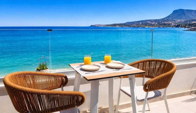 Three bedroom villa in the sea front on Crete in Kalives with private Jacuzzi . in Kalyves