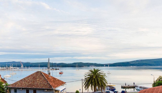 Top-Floor Apartment: Stunning Sea Views Steps from the Beach