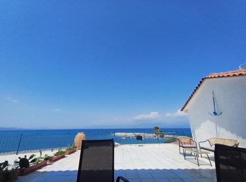 Total Blue Maisonette in Koroni
