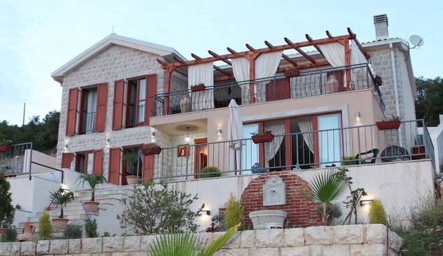 Traditional 4 bedroom family villa with swiming pool