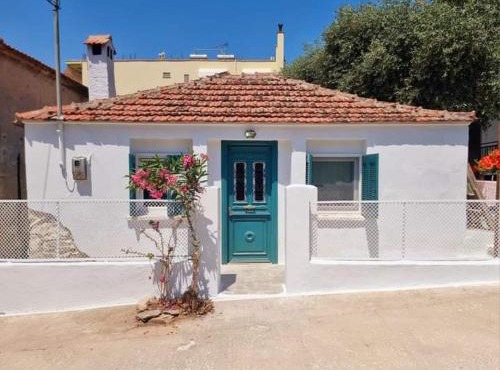 Traditional mama house in Skala Sotiros