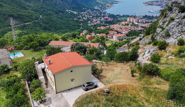 Tranquil Escape 2-BDR in Škaljari w/Boka Bay View