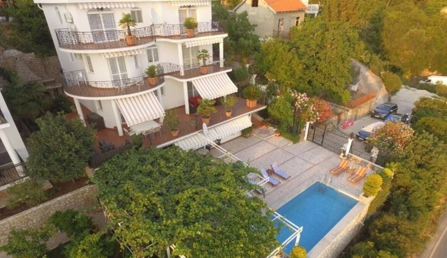 Two bedroom apartment with sea view