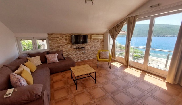 Two Bedroom Apartment With Sea View (Alba)